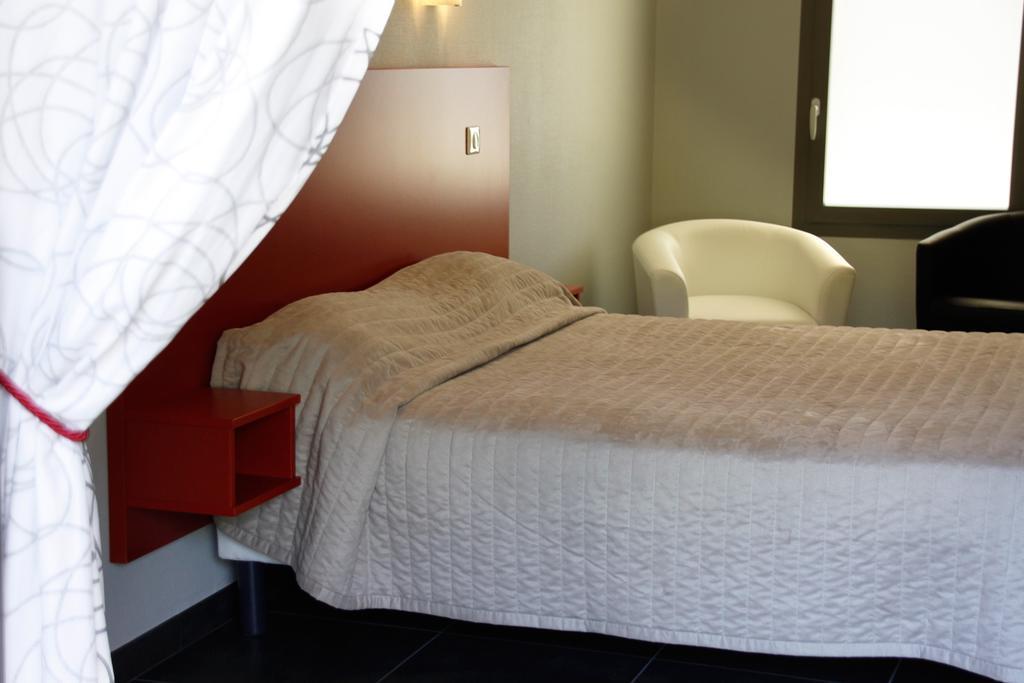 Logis Hotels - Hotel Et Restaurant Le Relais Des Garrigues Grisolles  Buitenkant foto