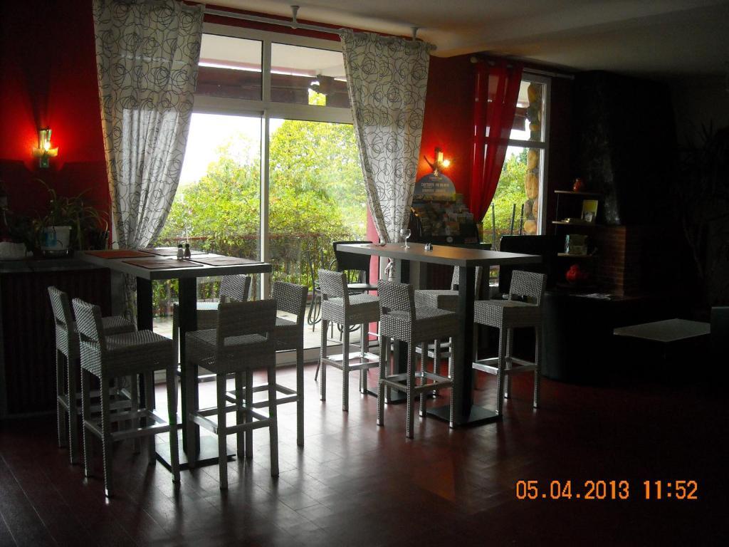 Logis Hotels - Hotel Et Restaurant Le Relais Des Garrigues Grisolles  Buitenkant foto